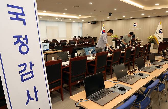 이재명 정부 들어 첫 국정감사를 앞둔 12일 정부세종청사 과학기술정보통신부에 마련된 국회 과방위 국정감사장에서 직원들이 막바지 준비에 한창이다. 연합뉴스