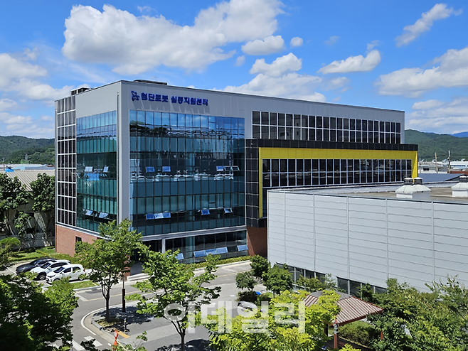 국가로봇테스트필드와 함께 국내 로봇산업 생태계의 핵심 축으로 꼽히는 대구 북구 한국로봇산업진흥원 내 첨단로봇 실증지원센터 전경. <로봇산업진흥원 제공>