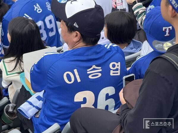 이승엽 전 감독의 삼성 시절 유니폼을 입고 딸과 함께 야구장을 찾은 팬. (사진=스포츠춘추 박승민 기자)
