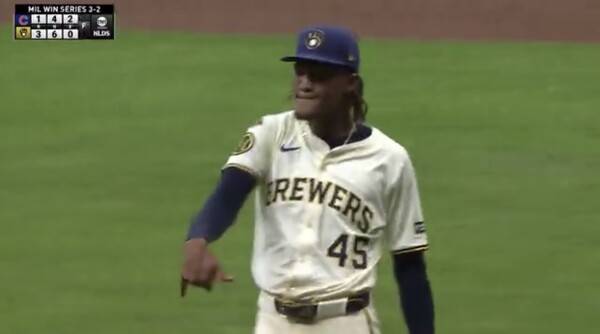 승리를 확정지은 우리베(사진=밀워키 브루어스 SNS)