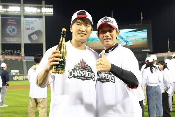 1일 정규시즌 우승을 확정지은 LG 주장 박해민(왼쪽)이 염경엽 감독과 포즈를 취하고 있다. (사진=LG)