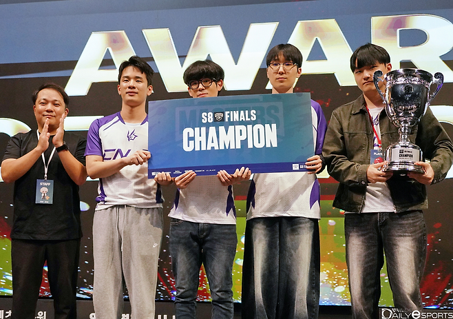 CNJ e스포츠가 치열한 경쟁을 뚫고 우승 트로피를 들어 올렸다.