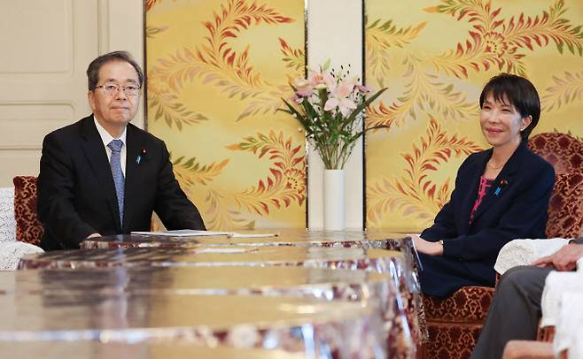 사이토 데쓰오(왼쪽) 일본 공명당 대표와 다카이치 사나에 자민당 총재. (사진=AFP)