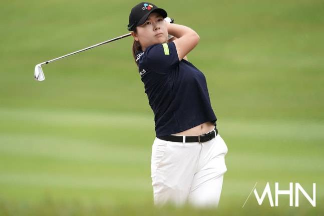 홍정민이 12일 열린 K-FOOD&nbsp;놀부·화미 마스터즈 최종라운드에서 샷을 하고 있다.