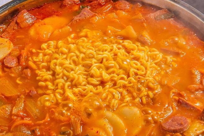 라면, 우동, 국수 등은 정체 탄수화물로 만들고 나트륨이 많아 혈당, 비만 관리에 좋지 않다. 사진=클립아트코리아