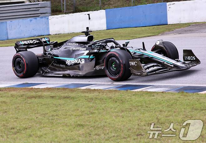 메르세데스-AMG 페트로나스 소속 F1드라이버 발테리 보타스가 12일 오후 경기 용인 에버랜드 AMG 스피드웨이에서 열린 쇼런 행사 ‘피치스 런 유니버스 2025‘에서 F1 경주차인 메르세데스-AMG F1 W13 E 퍼포먼스를 타고 서킷을 질주하고 있다. 2025.10.12/뉴스1 ⓒ News1 구윤성 기자