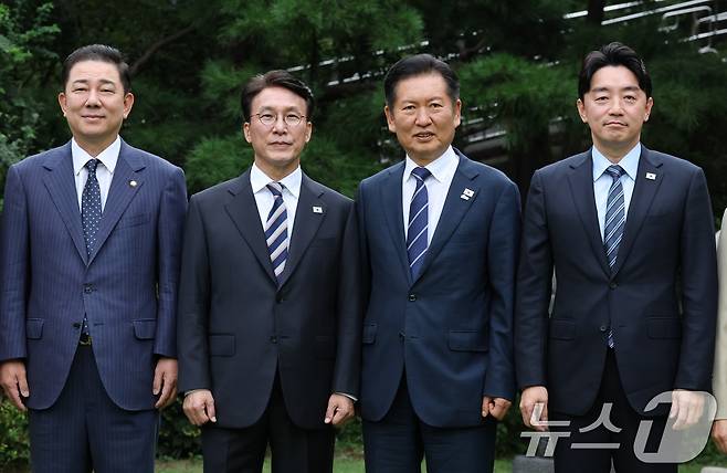 김민석 국무총리가 지난 9월 7일 오후 서울 종로구 삼청동 총리공관에서 열린 고위당정협의회에서 정청래 더불어민주당 대표, 강훈식 대통령 비서실장을 비롯한 참석자들과 기념 촬영하는 모습. (공동취재) 2025.9.7/뉴스1 ⓒ News1 박지혜 기자