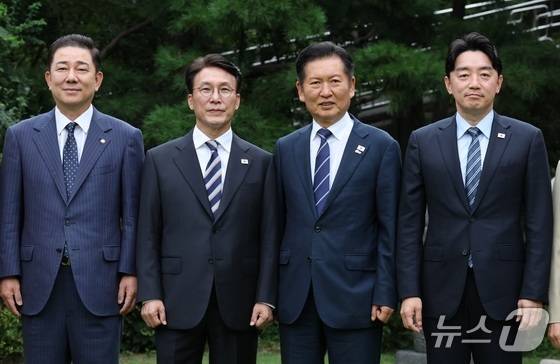 김민석 국무총리가 지난 9월 7일 오후 서울 종로구 삼청동 총리공관에서 열린 고위당정협의회에서 정청래 더불어민주당 대표, 강훈식 대통령 비서실장을 비롯한 참석자들과 기념 촬영하는 모습. (공동취재) 2025.9.7/뉴스1 ⓒ News1 박지혜 기자