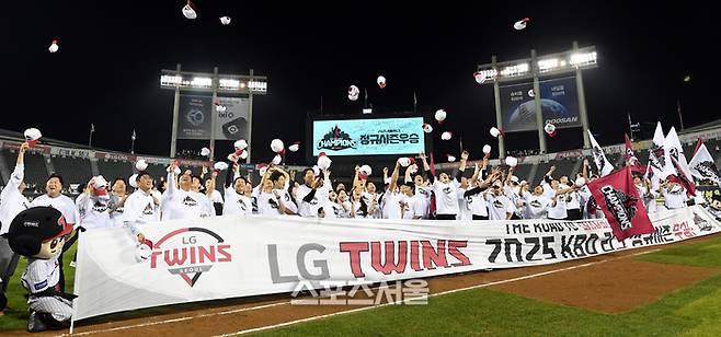 LG 선수단이 1일 서울 잠실구장에서 열린 2025 KBO리그 NC와 경기 후 정규시즌 1위를 확정하고 팬들에 인사를 하고 있다. 잠실 | 최승섭기자 thunder@sportsseoul.com