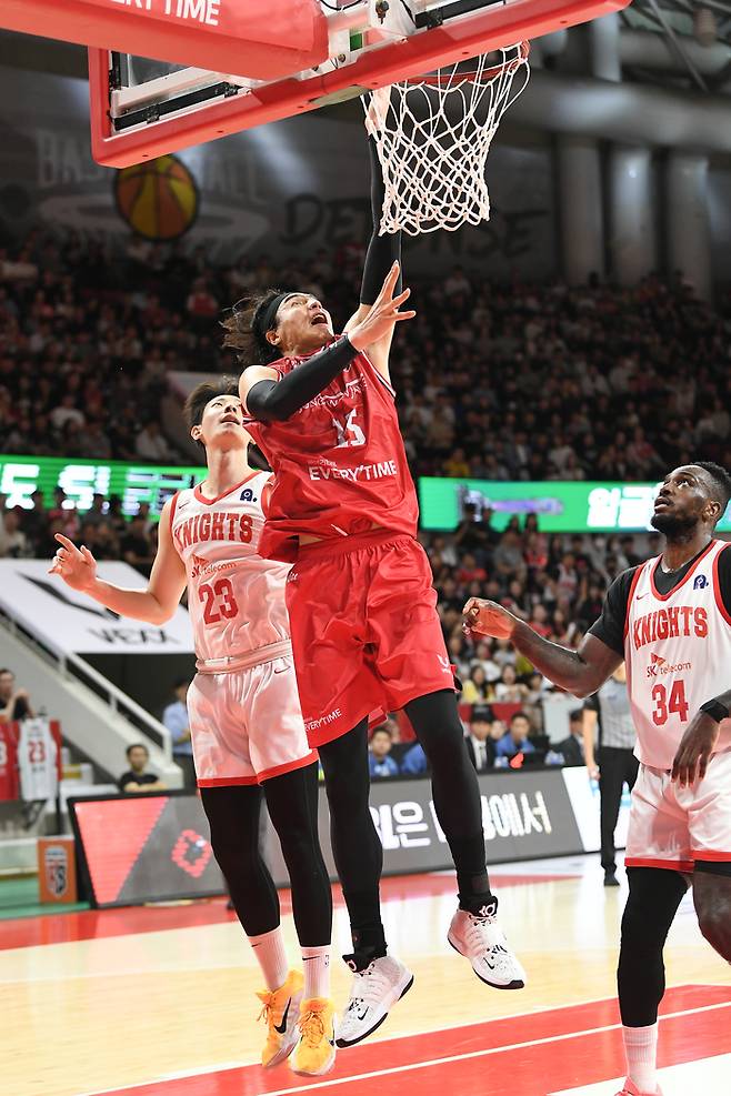 안양 정관장 김종규(가운데)가 11일 안양 정관장 아레나에서 열린 2025~2026 LG전자 프로농구 정규리그 서울 SK와 경기에서 골밑 득점을 하고 있다. 사진 | KBL