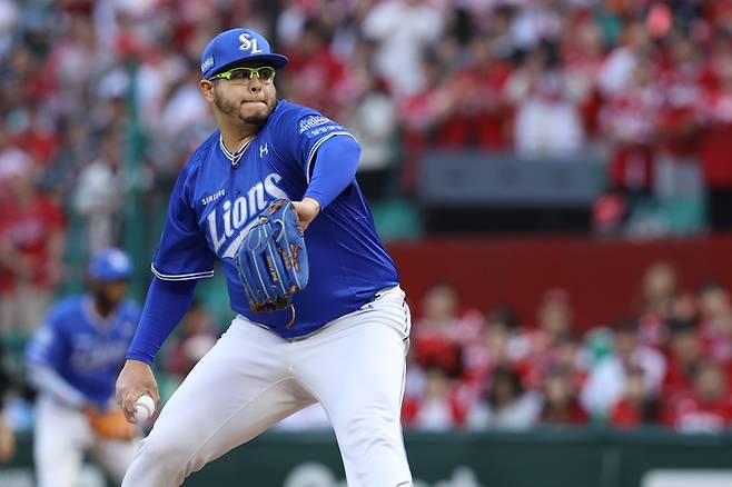 삼성 후라도가 11일 인천SSG랜더스필드에서 열린 2025 KBO리그 포스트시즌 SSG와 준플레이오프 2차전 9회말에 구원 등판해 역투하고 있다. 사진 | 삼성 라이온즈