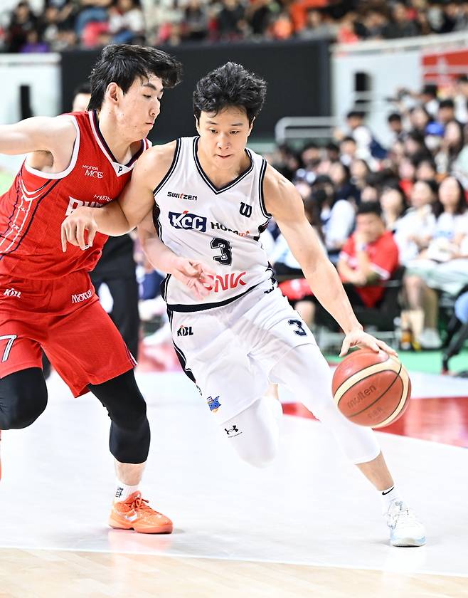 허웅이 돌파를 시도 하고 있다. 사진 | KBL
