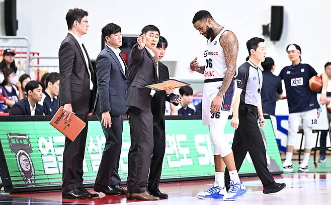 이상민 감독이 숀 롱에게 작전 지시를 내리고 있다. 사진 | KBL