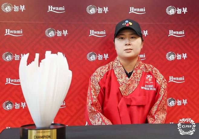 홍정민이 12일 88CC에서 열린 KLPGA투어 놀부·화미 마스터즈에서 우승을 차지한 뒤 소감을 밝히고 있다. 사진 | KLPGA