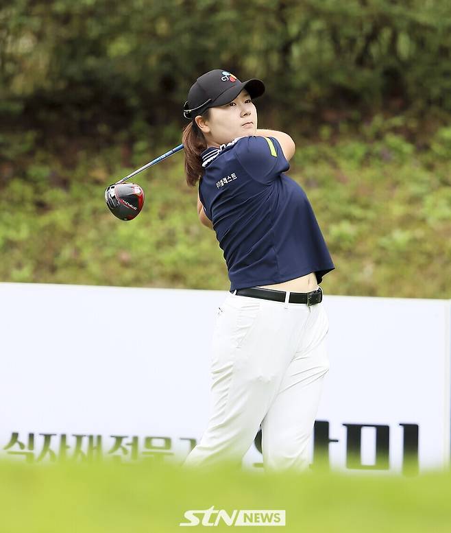 12일 경기도 용인 88컨트리클럽(파72)에서 열린 KLPGA 투어 K-푸드 놀부·화미 마스터즈 초대 챔피언에 등극한 홍정민이 드라이브 샷을 날리고 있다. /사진=손진현 기자