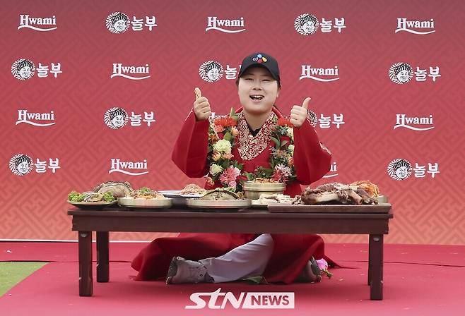 12일 경기도 용인 88컨트리클럽(파72)에서 열린 KLPGA 투어 K-푸드 놀부·화미 마스터즈 정상에 오른 홍정민이 기념 촬영 포즈를 취하고 있다. /사진=손진현 기자