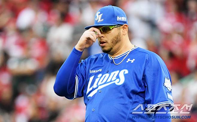 11일 인천SSG랜더스필드에서 열린 SSG와 삼성의 준PO 2차전. 9회말 1사 SSG 김성욱에게 끝내기 홈런을 허용한 삼성 후라도가 아쉬워하고 있다. 인천=박재만 기자 pjm@sportschosun.com/2025.10.11/