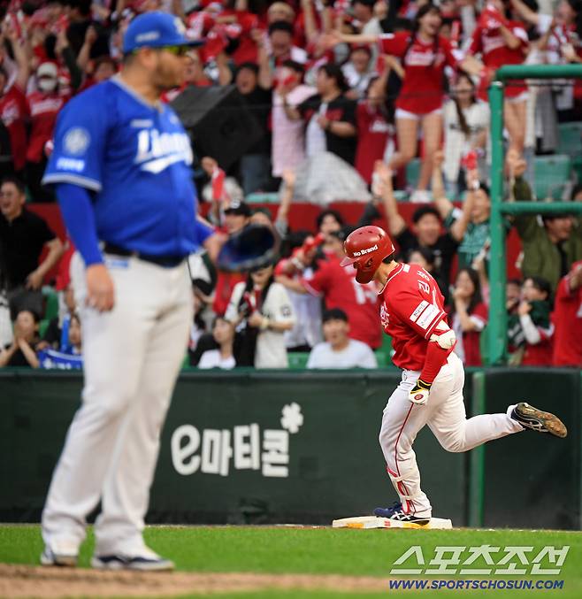 11일 인천SSG랜더스필드에서 열린 SSG와 삼성의 준PO 2차전. 9회말 1사 SSG 김성욱이 끝내기 홈런을 날린 뒤 환호하고 있다. 인천=박재만 기자 pjm@sportschosun.com/2025.10.11/