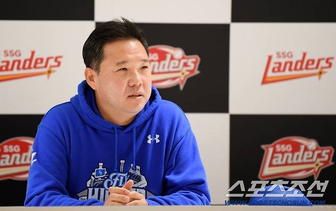 9일 인천SSG랜더스필드에서 열린 SSG와 삼성의 준PO 1차전. 삼성 박진만 감독이 경기 전 인터뷰를 하고 있다. 인천=박재만 기자 pjm@sportschosun.com/2025.10.09/