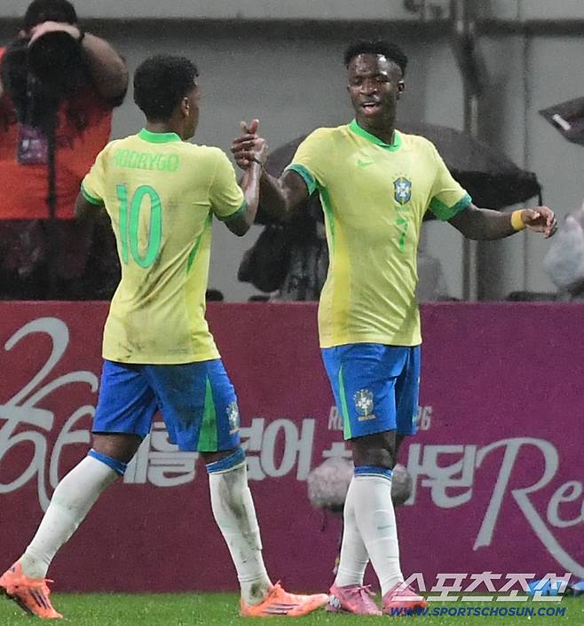 10일 오후 서울 상암동 서울월드컵경기장에서 대한민국 축구대표팀과 브라질의 A매치 평가전이 열렸다. 후반 브라질 비니시우스에게 골을 허용한 대표팀. 상암=송정헌 기자songs@sportschosun.com/2025.10.10/