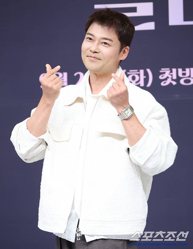 SBS 예능 '우리들의 발라드' 제작발표회가 23일 오전 서울 목동 SBS 사옥에서 열렸다. 전현무가 포즈 취하고 있다. 정재근 기자 cjg@sportschosun.com/2025.9.23/