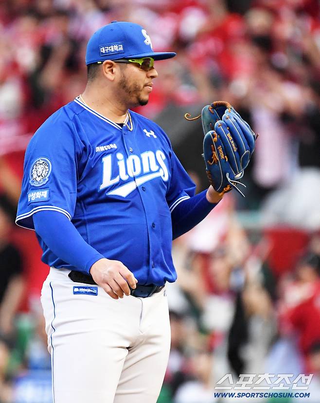 11일 인천SSG랜더스필드에서 열린 SSG와 삼성의 준PO 2차전. 9회말 1사 SSG 김성욱에게 끝내기 홈런을 허용한 삼성 후라도가 아쉬워하고 있다. 인천=박재만 기자 pjm@sportschosun.com/2025.10.11/