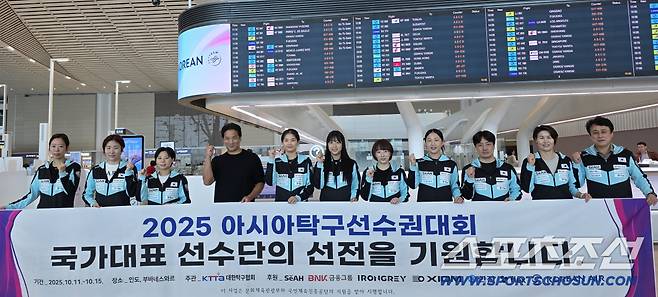 2025년 인도 부바네스와르 아시아선수권 여자탁구대표팀. 왼쪽부터 양하은, 이은혜, 최효주, 이태성 대한탁구협회장, 김나영, 신유빈, 서효원 코치, 조민영 의무 트레이너, 최현진 코치, 석은미 감독, 최영일 총감독.