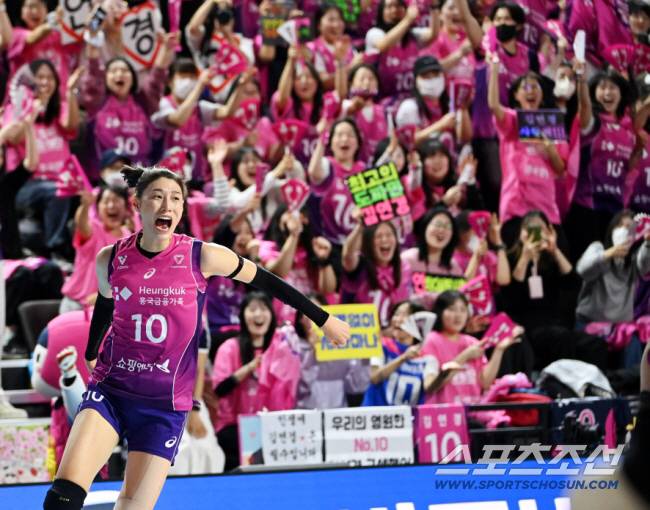 31일 인천삼산월드체육관에서 열린 V리그 여자부 챔피언결정전 1차전 흥국생명과 정관장의 경기, 흥국생명 김연경이 블로킹을 성공한 후 환호하고 있다. 인천=허상욱 기자wook@sportschosun.com/2025.03.31/