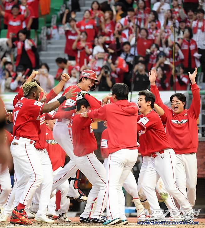 11일 인천SSG랜더스필드에서 열린 SSG와 삼성의 준PO 2차전. 9회말 1사 SSG 김성욱이 끝내기 홈런을 날린 뒤 환호하고 있다. 인천=박재만 기자 pjm@sportschosun.com/2025.10.11/