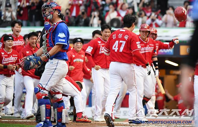 11일 인천SSG랜더스필드에서 열린 SSG와 삼성의 준PO 2차전. 9회말 1사 SSG 김성욱이 끝내기 홈런을 날린 뒤 환호하고 있다. 인천=박재만 기자 pjm@sportschosun.com/2025.10.11/
