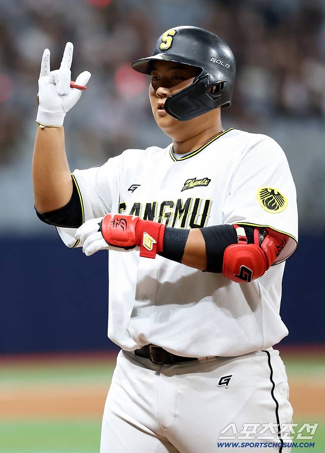 1일 고척스카이돔에서 열린 2025 KBO 퓨처스리그 챔피언결정전 상무와 KT의 경기, 3회말 2사 1루 상무 한동희가 안타를 치고 기뻐하고 있다. 고척=허상욱 기자wook@sportschosun.com/2025.10.01/