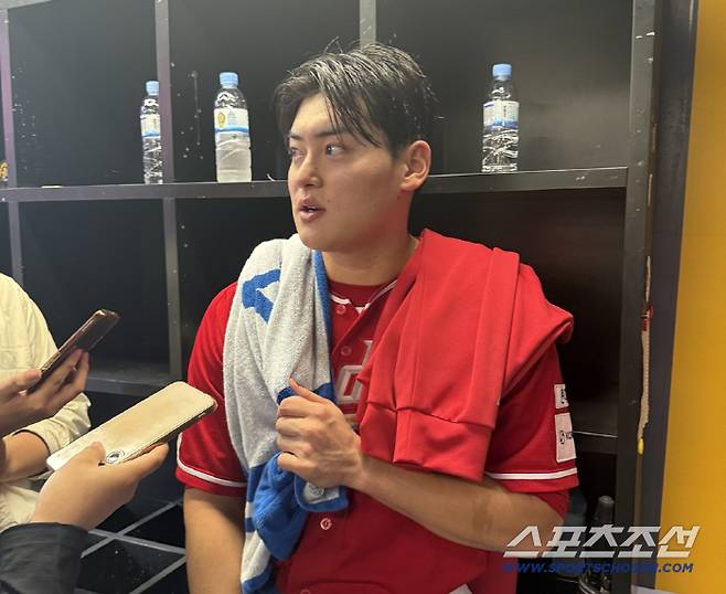 준플레이오프 2차전 경기 후 취재진과 인터뷰하는 조병현. 사진=나유리 기자