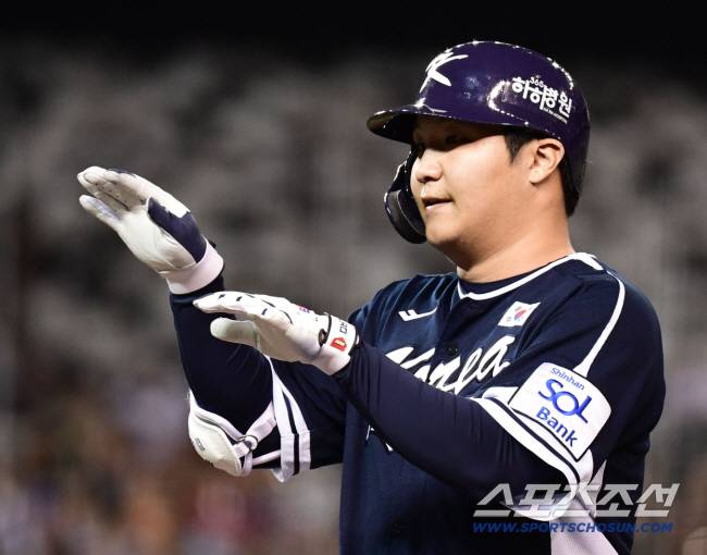 15일 프리미어12 야구대표팀이 대만 타이베이돔에서 일본과 경기를 펼쳤다. 1회초 안타를 날린 문보경. 타이베이(대만)=송정헌 기자songs@sportschosun.com/2024.11.15/