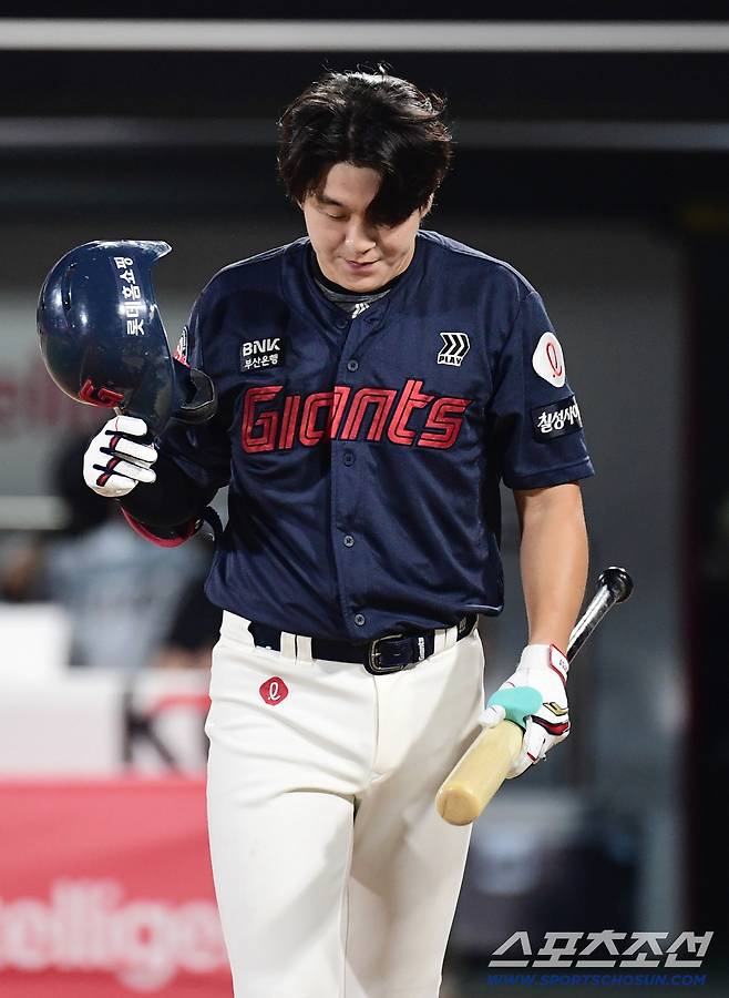 3일 수원 케이티위즈파크에서 열린 KT와 롯데의 경기. 5회 삼진을 당하고 타석을 물러나는 롯데 나승엽. 수원=송정헌 기자songs@sportschosun.com/2025.09.03/