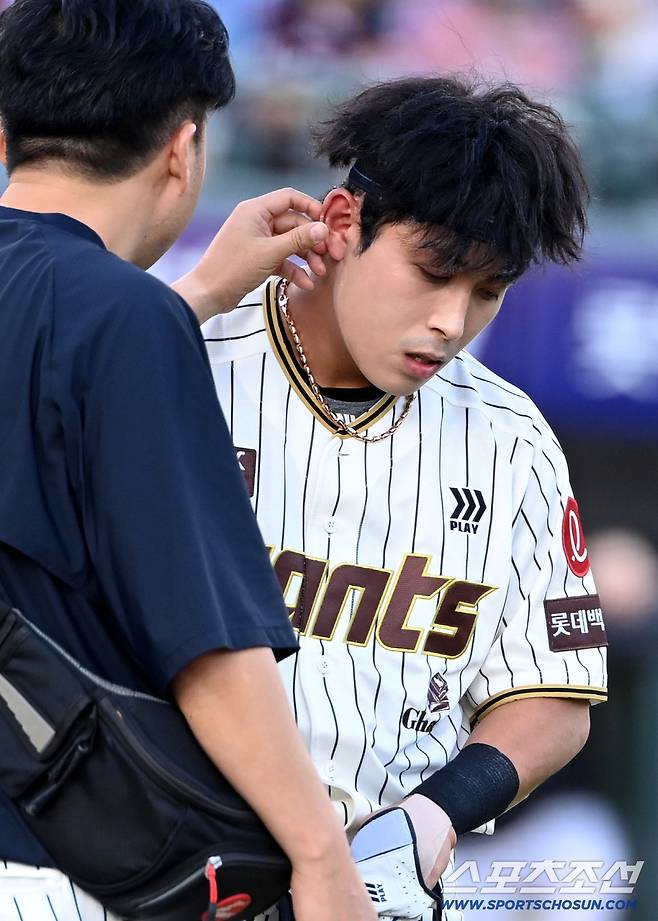 20일 부산 사직야구장에서 열린 키움과 롯데의 경기, 1회말 롯데 황성빈이 키움 박정훈에게 헤드샷을 맞은 뒤 귀를 살펴보고 있다. 부산=허상욱 기자wook@sportschosun.com/2025.09.20/