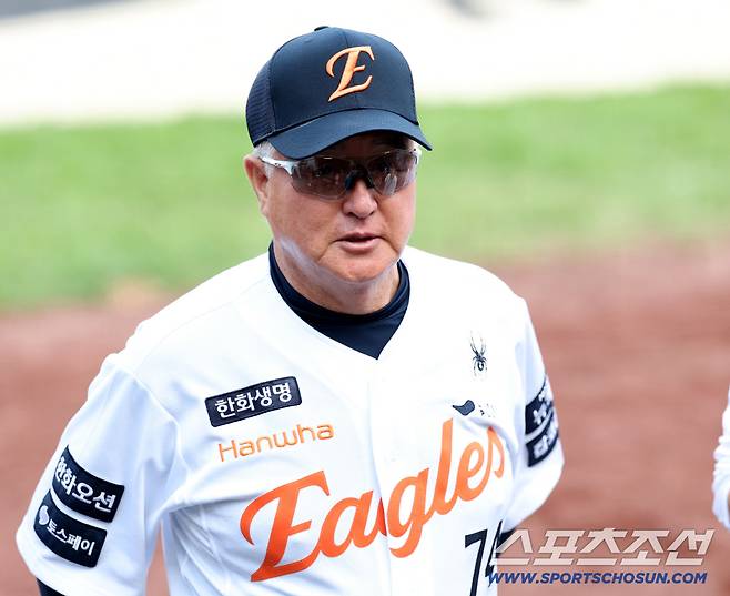 30일 대전한화생명볼파크에서 열린 롯데와 한화의 경기, 한화 김경문 감독이 취재진과 이야기를 하고 있다. 대전=허상욱 기자wook@sportschosun.com/2025.09.30/