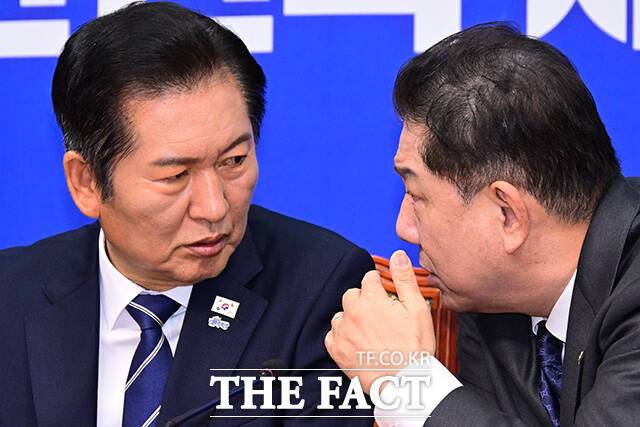 더불어민주당이 당정 간 '개혁 온도차'를 지적한 우상호 대통령실 정무수석의 발언을 일축하며 추석 이후 개혁 입법 '2라운드'인 사법개혁에 본격 시동을 걸고 있다. 사진은 정청래 대표와 김병기 원내대표. /남윤호 기자