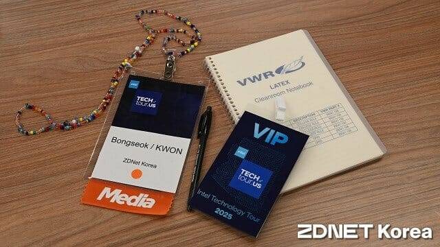 취재를 위해 지급된 특수 노트와 전용 펜. (사진=지디넷코리아)