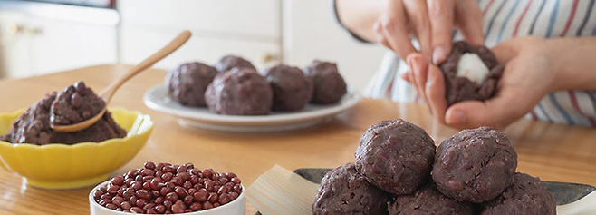 오히간에 먹는 팥떡 '오하기'를 만드는 모습. 하세가와 그룹.