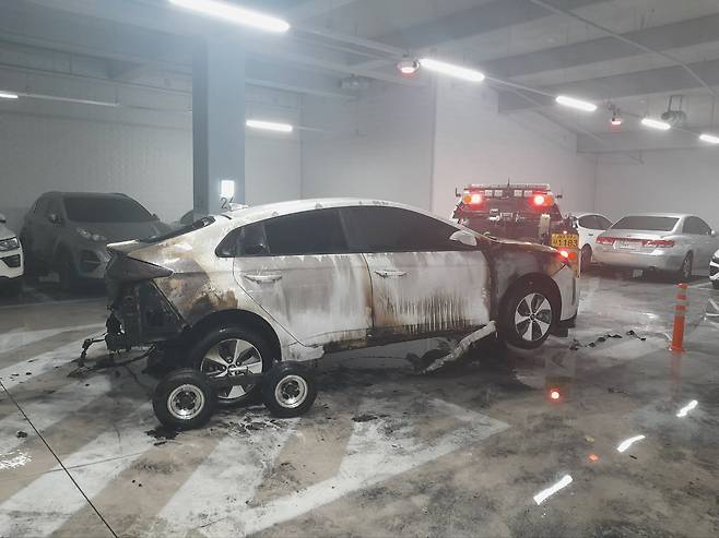 지난 4월 대구 아파트 지하 주차장에서 충전 중 불이난 전기차./대구소방안전본부