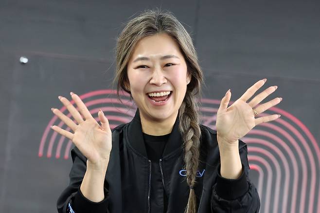 매기 강 감독이 지난달 21일 부산 해운대구 영화의전당 BIFF 야외무대에서 제30회 부산국제영화제 영화 '케이팝 데몬 헌터스' 오픈토크를 하고 있다. /뉴시스