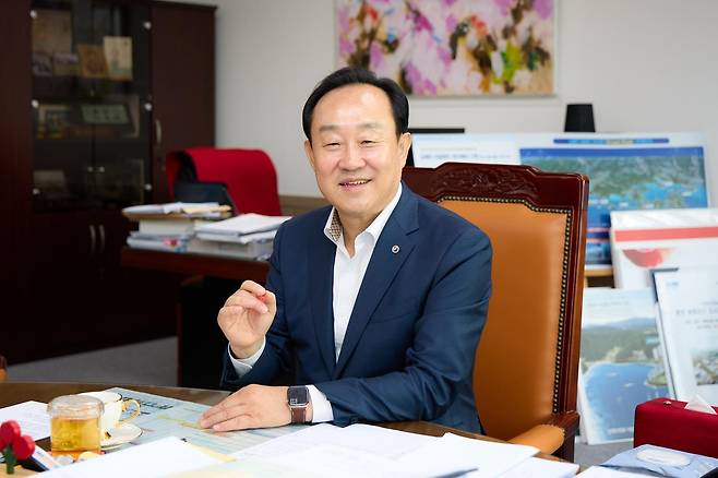 천영기 경남 통영시장이 집무실에서 동아일보와 인터뷰하며 “3대 특구와 해양레저관광도시 공모사업 선정, 세계일주 요트대회 기항지 유치 등으로 통영이 글로벌 휴양 관광 도시로 도약할 핵심 동력을 얻었다”고 말하고 있다. 통영시 제공