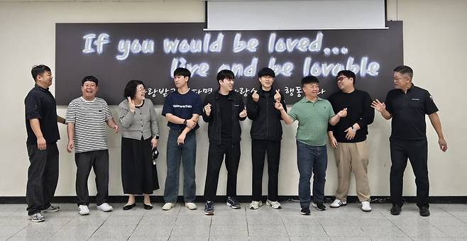 추석 연휴에 출근해 보호소년들과 시간을 보낸 전주 소년원 교사와 직원들. “사랑받고 싶다면 사랑스럽게 행동하라”는 교훈이 배경에 걸려있다. 전주=박태근 기자 ptk@donga.com