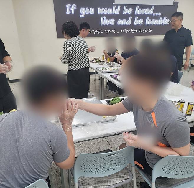 보호소년들이 자기가 만든 송편을 서로에게 먹여주고 있다. 전주=박태근 기자 ptk@donga.com