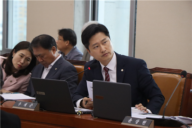우재준 국민의힘 의원이 지난 8월 20일 국회 기후에너지환경노동위원회 전체회의에 참석해 있다. [우재준 의원실 제공]