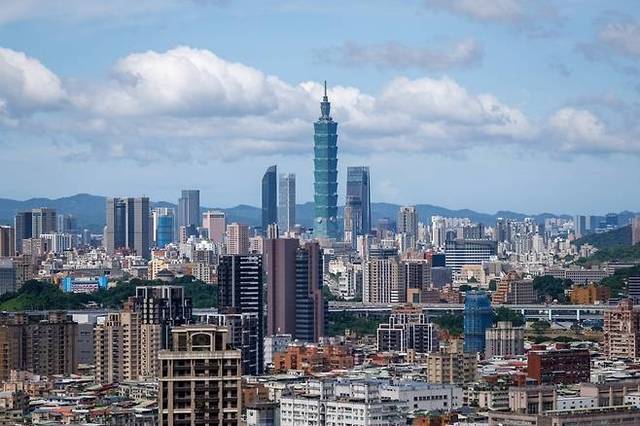 대만 수도 타이베이 전경. 주요 투자은행(IB)들은 올해 대만의 연간 실질 국내총생산(GDP) 성장률이 5%대에 달할 것으로 예측하고 있다.  EPA 연합뉴스