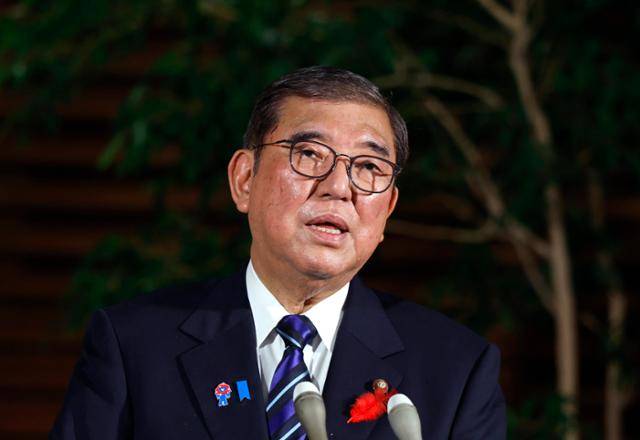 이시바 시게루 일본 총리가 10일 도쿄 총리 관저에서 기자들과 만나 공명당이 여당인 자민당과의 연정을 탈퇴하기로 결정한 데 대한 반응을 밝히고 있다. 공명당은 26년간 연정을 유지해온 여당 자민당과의 연정을 탈퇴하기로 결정했다. 도쿄=EPA 연합뉴스