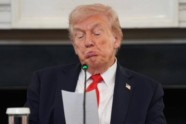 도널드 트럼프 미국 대통령이 8일 백악관 국빈 만찬장에서 마코 루비오 국무장관이 전한 메모를 읽고 있다. 워싱턴=AP 뉴시스