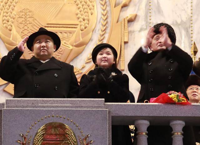 김정은(왼쪽) 북한 국무위원장의 딸 주애(가운데)가 2023년 2월 평양 김일성광장에서 인민군 창설 기념 열병식을 지켜보며 박수를 치고 있다. 평양=조선중앙통신 연합뉴스