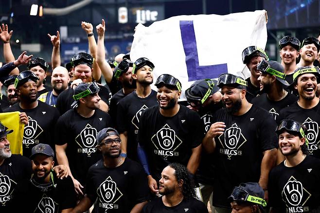 <yonhap photo-3195=""> MILWAUKEE, WISCONSIN - OCTOBER 11: Jackson Chourio #11 of the Milwaukee Brewers and teammates pose for a photo after defeating the Chicago Cubs in game five of the National League Division Series at American Family Field on October 11, 2025 in Milwaukee, Wisconsin. John Fisher/Getty Images/AFP (Photo by John Fisher / GETTY IMAGES NORTH AMERICA / Getty Images via AFP)/2025-10-12 13:06:09/ <저작권자 ⓒ 1980-2025 ㈜연합뉴스. 무단 전재 재배포 금지, AI 학습 및 활용 금지></yonhap>